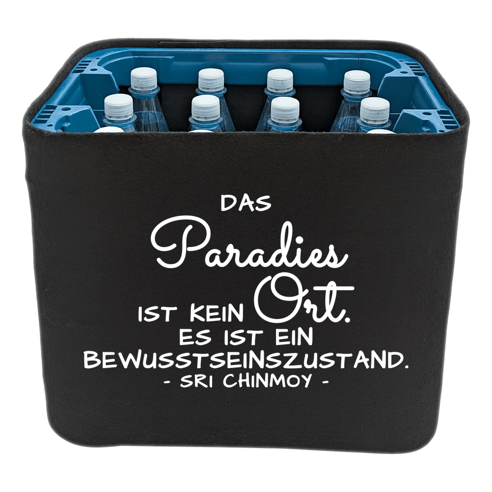 KistenBlende mit dem Spruch „Das Paradies ist kein Ort. Es ist ein Bewusstseinszustand.“ – Wasserkiste 12 × 1 l PET
