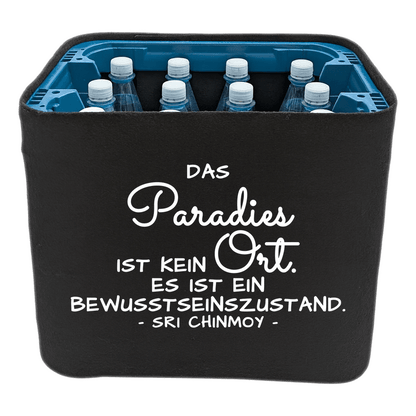 KistenBlende mit dem Spruch „Das Paradies ist kein Ort. Es ist ein Bewusstseinszustand.“ – Wasserkiste 12 × 1 l PET