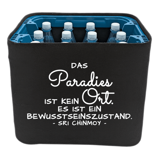 KistenBlende mit dem Spruch „Das Paradies ist kein Ort. Es ist ein Bewusstseinszustand.“ – Wasserkiste 12 × 1 l PET