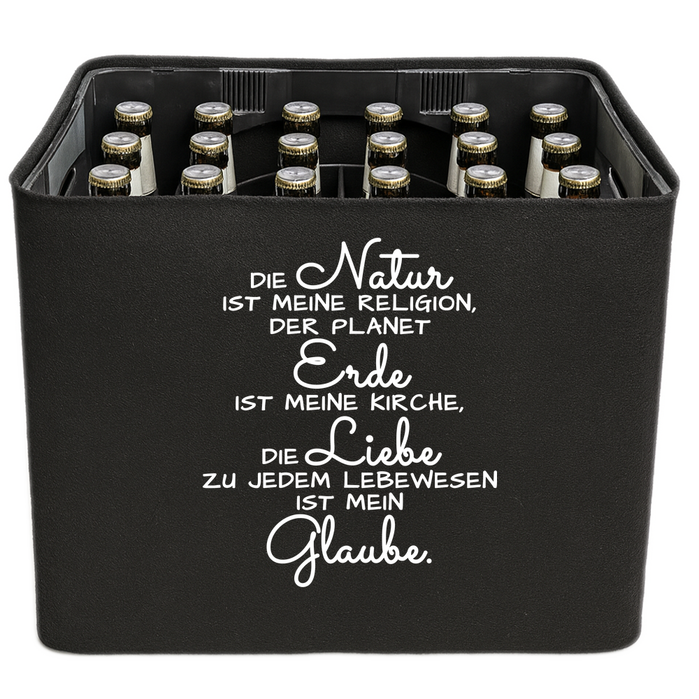 KistenBlende mit dem Spruch „Die Natur ist meine Religion, der Planet Erde ist meine Kirche, die Liebe zu jedem Lebewesen ist mein Glaube.“ – Bierkasten 24 × 0,33 l und 20 × 0,5 l