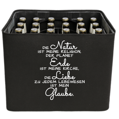 KistenBlende mit dem Spruch „Die Natur ist meine Religion, der Planet Erde ist meine Kirche, die Liebe zu jedem Lebewesen ist mein Glaube.“ – Bierkasten 24 × 0,33 l und 20 × 0,5 l