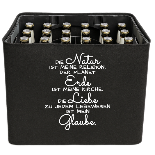 KistenBlende mit dem Spruch „Die Natur ist meine Religion, der Planet Erde ist meine Kirche, die Liebe zu jedem Lebewesen ist mein Glaube.“ – Bierkasten 24 × 0,33 l und 20 × 0,5 l
