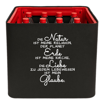 KistenBlende mit dem Spruch „Die Natur ist meine Religion, der Planet Erde ist meine Kirche, die Liebe zu jedem Lebewesen ist mein Glaube.“ – Limonadenkiste 12 × 1 l PET