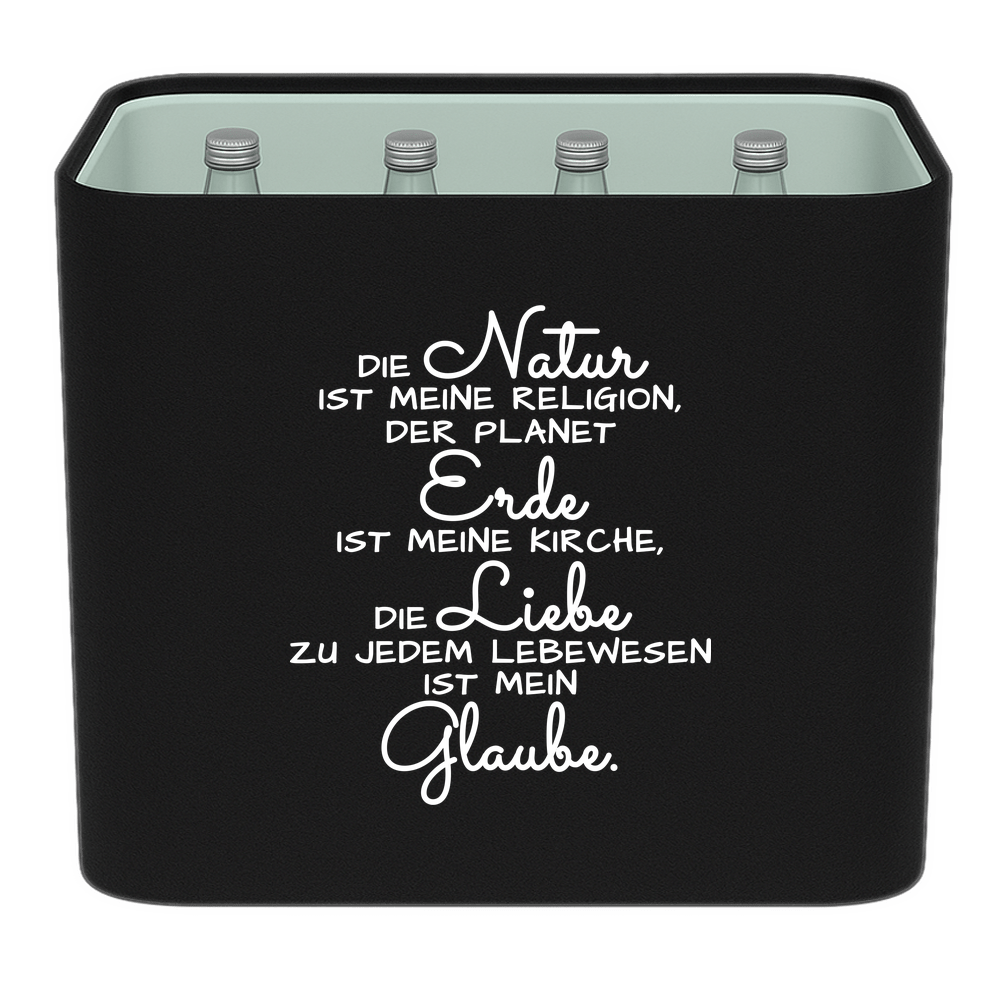 KistenBlende mit dem Spruch „Die Natur ist meine Religion, der Planet Erde ist meine Kirche, die Liebe zu jedem Lebewesen ist mein Glaube.“ – Wasserkiste 12 × 0,75 l Glas