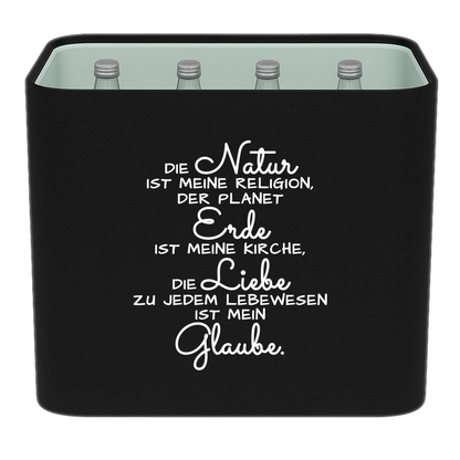 KistenBlende mit dem Spruch „Die Natur ist meine Religion, der Planet Erde ist meine Kirche, die Liebe zu jedem Lebewesen ist mein Glaube.“ – Wasserkiste 12 × 0,75 l Glas