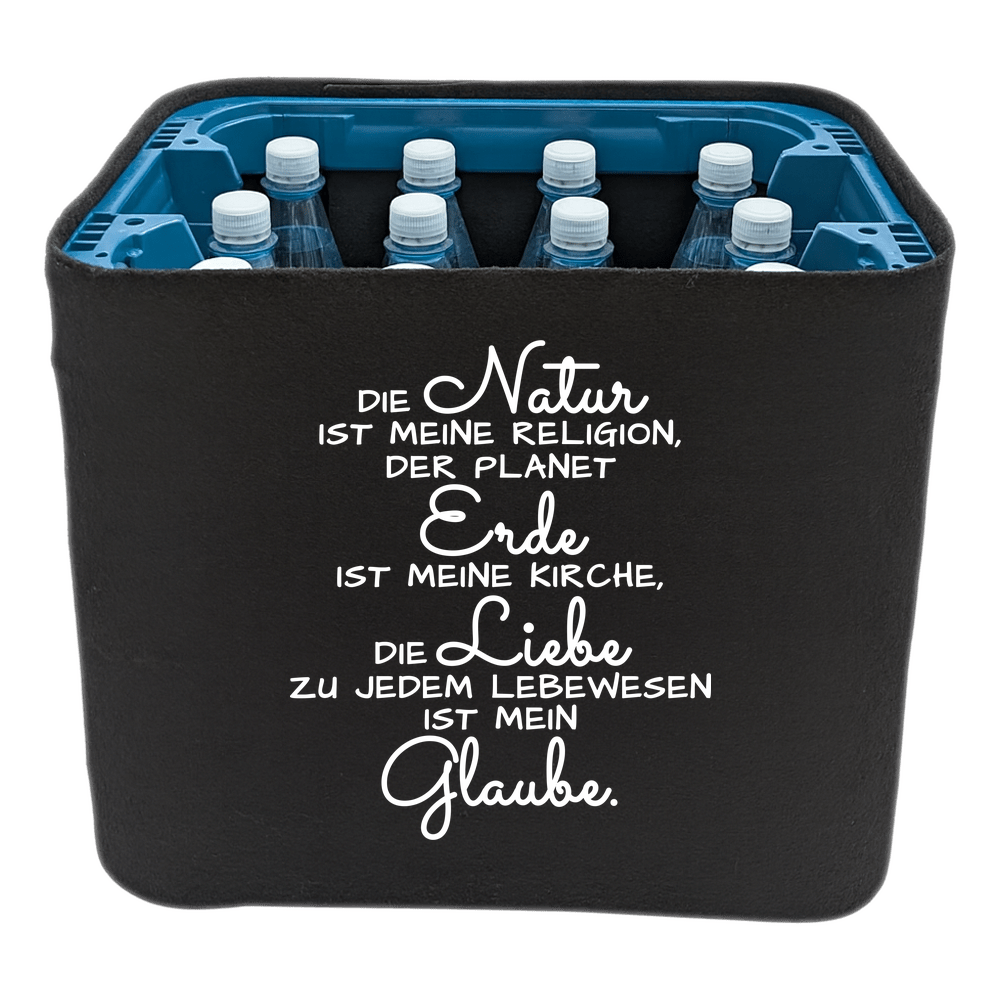 KistenBlende mit dem Spruch „Die Natur ist meine Religion, der Planet Erde ist meine Kirche, die Liebe zu jedem Lebewesen ist mein Glaube.“ – Wasserkiste 12 × 1 l PET