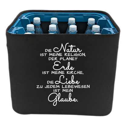 KistenBlende mit dem Spruch „Die Natur ist meine Religion, der Planet Erde ist meine Kirche, die Liebe zu jedem Lebewesen ist mein Glaube.“ – Wasserkiste 12 × 1 l PET
