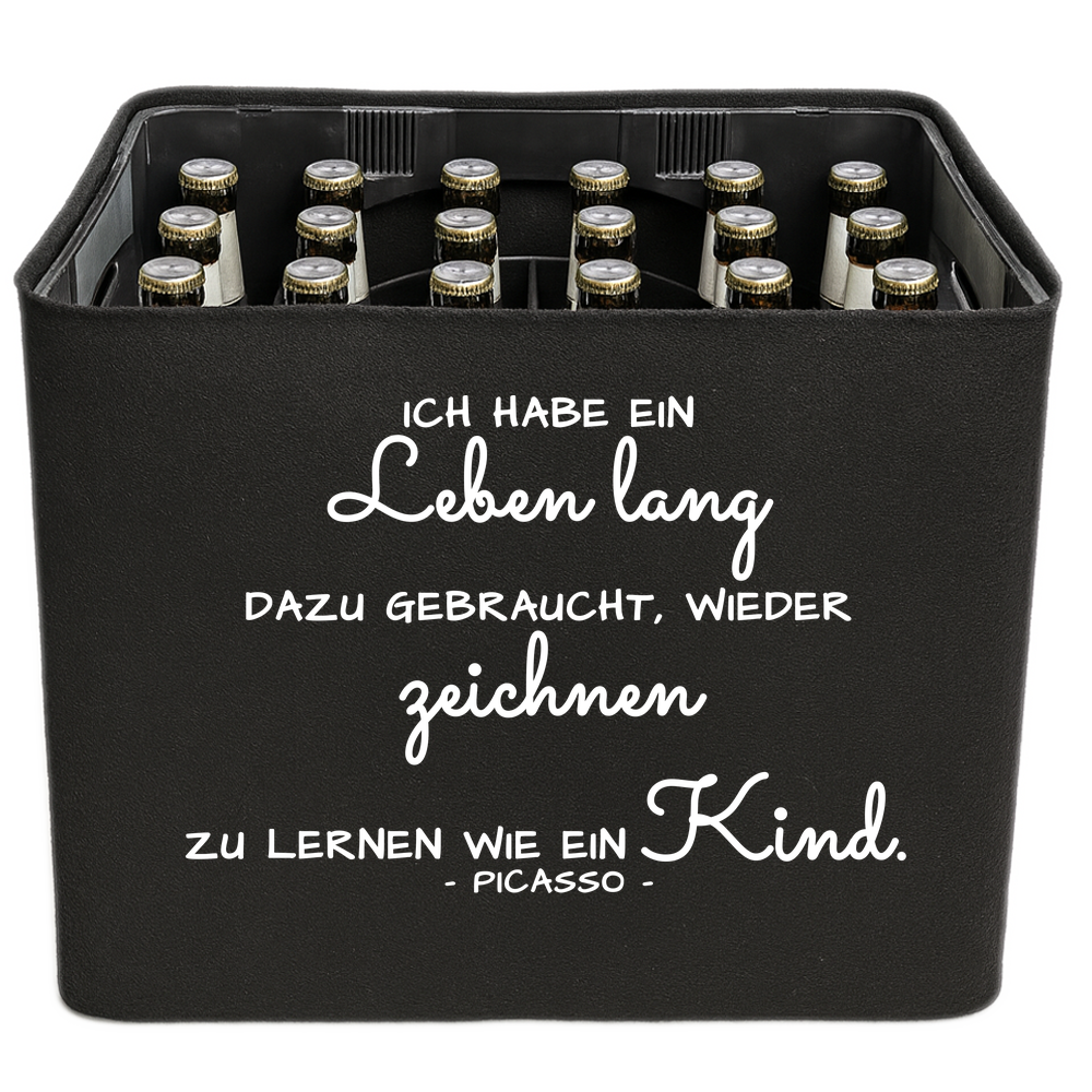 KistenBlende mit dem Spruch „Ich habe ein Leben lang dazu gebraucht, wieder zeichnen zu lernen wie ein Kind.“ – Bierkasten 24 × 0,33 l und 20 × 0,5 l