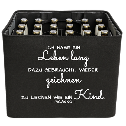 KistenBlende mit dem Spruch „Ich habe ein Leben lang dazu gebraucht, wieder zeichnen zu lernen wie ein Kind.“ – Bierkasten 24 × 0,33 l und 20 × 0,5 l