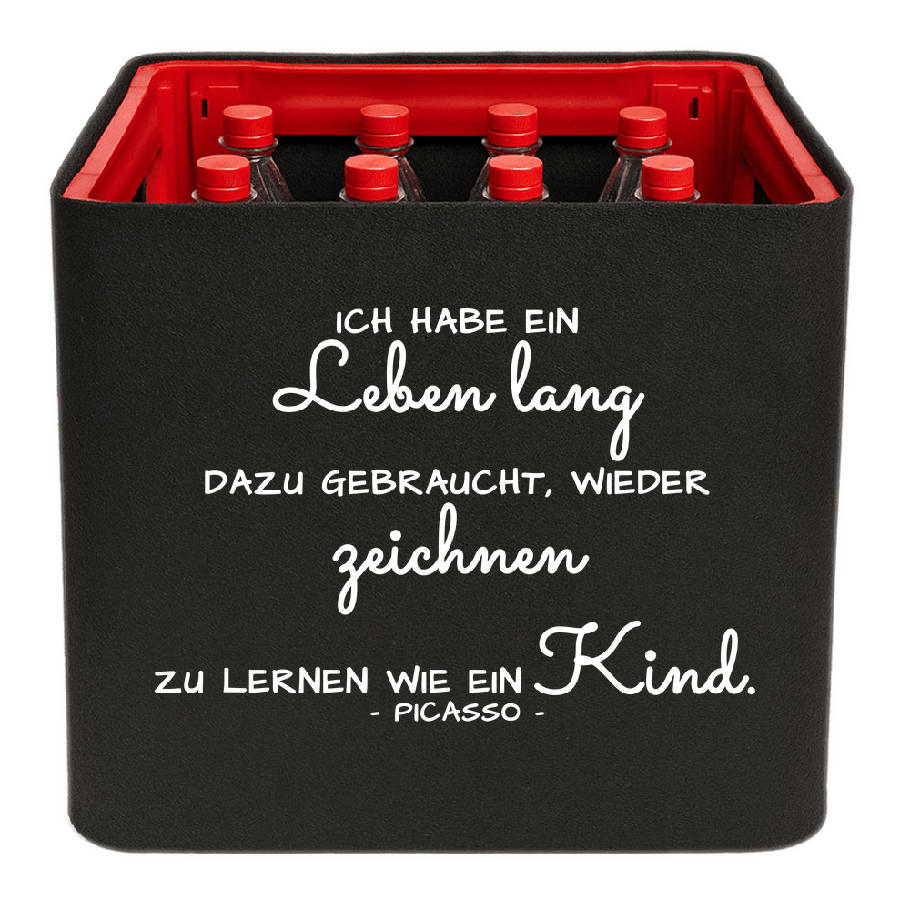 KistenBlende mit dem Spruch „Ich habe ein Leben lang dazu gebraucht, wieder zeichnen zu lernen wie ein Kind.“ – Limonadenkiste 12 × 1 l PET