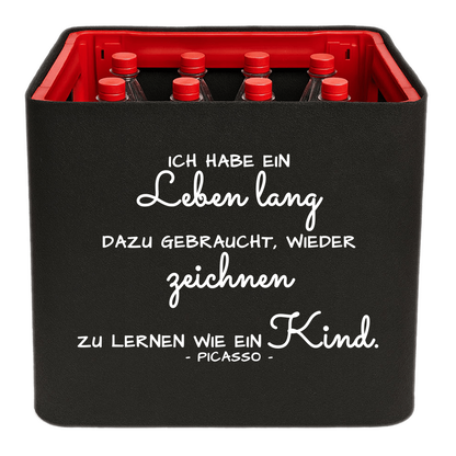 KistenBlende mit dem Spruch „Ich habe ein Leben lang dazu gebraucht, wieder zeichnen zu lernen wie ein Kind.“ – Limonadenkiste 12 × 1 l PET