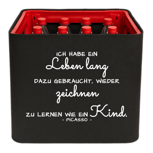 KistenBlende mit dem Spruch „Ich habe ein Leben lang dazu gebraucht, wieder zeichnen zu lernen wie ein Kind.“ – Limonadenkiste 12 × 1 l PET