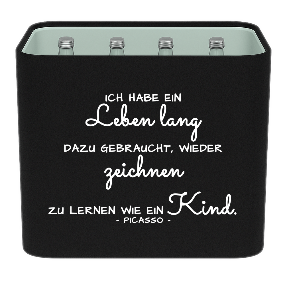 KistenBlende mit dem Spruch „Ich habe ein Leben lang dazu gebraucht, wieder zeichnen zu lernen wie ein Kind.“ – Wasserkiste 12 × 0,75 l Glas