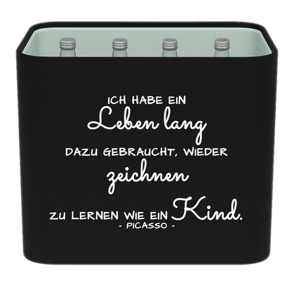 KistenBlende mit dem Spruch „Ich habe ein Leben lang dazu gebraucht, wieder zeichnen zu lernen wie ein Kind.“ – Wasserkiste 12 × 0,75 l Glas