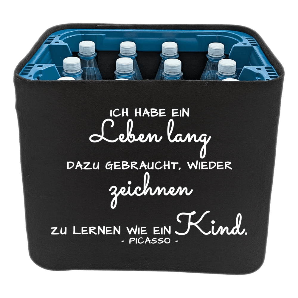 KistenBlende mit dem Spruch „Ich habe ein Leben lang dazu gebraucht, wieder zeichnen zu lernen wie ein Kind.“ – Wasserkiste 12 × 1 l PET