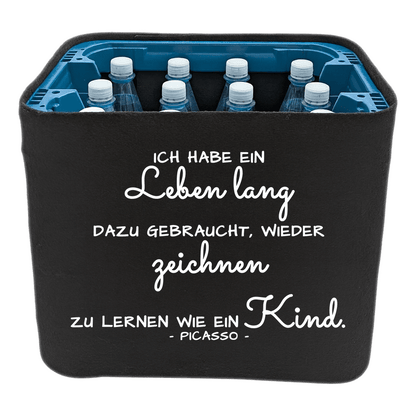 KistenBlende mit dem Spruch „Ich habe ein Leben lang dazu gebraucht, wieder zeichnen zu lernen wie ein Kind.“ – Wasserkiste 12 × 1 l PET