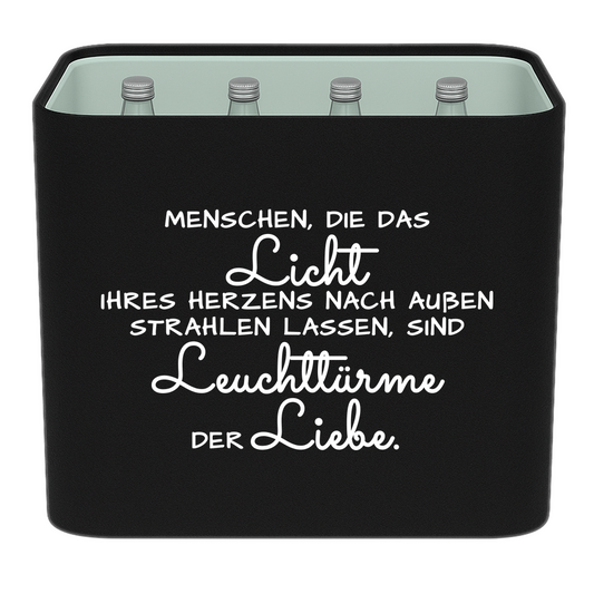 KistenBlende mit dem Spruch „Menschen, die das Licht ihres Herzens nach außen strahlen lassen, sind Leuchttürme der Liebe.“ – Wasserkiste 12 × 0,75 l Glas