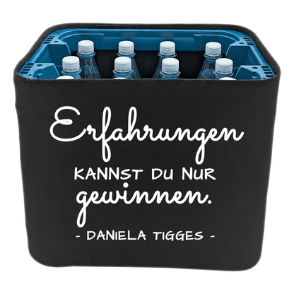 KistenBlende mit dem Spruch „Erfahrungen kannst du nur gewinnen.“ – Wasserkiste 12 × 1 l PET