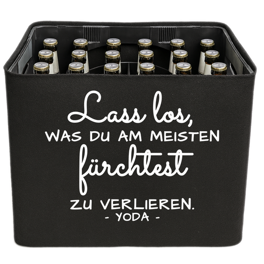 KistenBlende mit dem Spruch „Lass los, was du am meisten fürchtest zu verlieren.“ – Bierkasten 24 × 0,33 l und 20 × 0,5 l